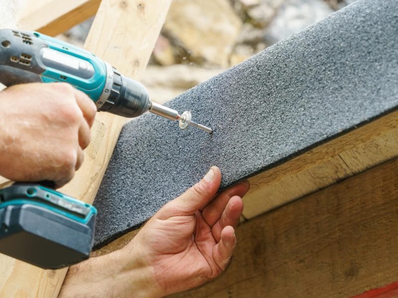 screw-on-the-roofing-felt-1.jpg